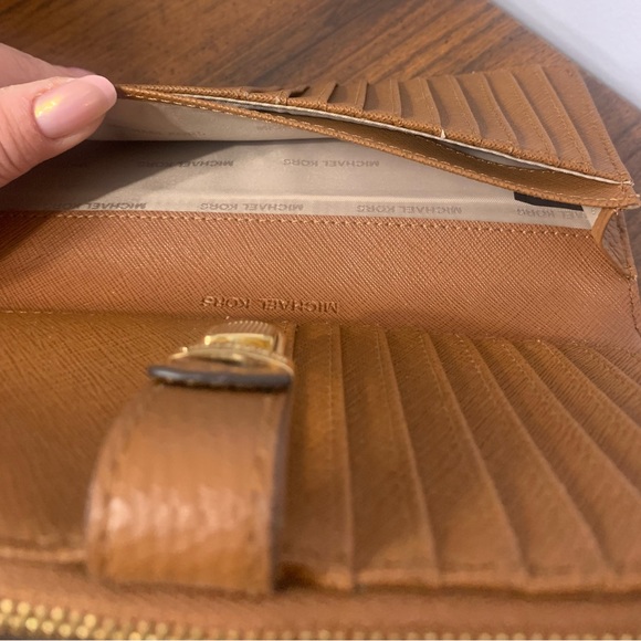 Michael Kors wallet - Picture 8 of 10